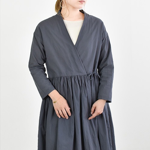 evam eva ローブ 　　ネイビー e231t097) / evam eva (エヴァムエヴァ) /shirring robe
