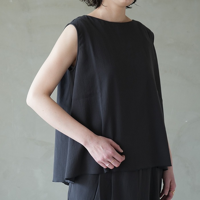 【MUCENT】EVA BACK DETAIL CROP SLEEVELESS(25年新商品) MUCENT】EVA BACK DETAIL CROP SLEEVELESS(25年新商品
