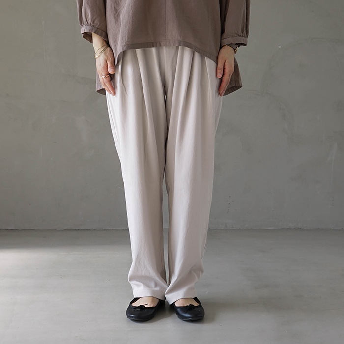 e221t086) / evam eva(エヴァムエヴァ) / cotton tuck pants
