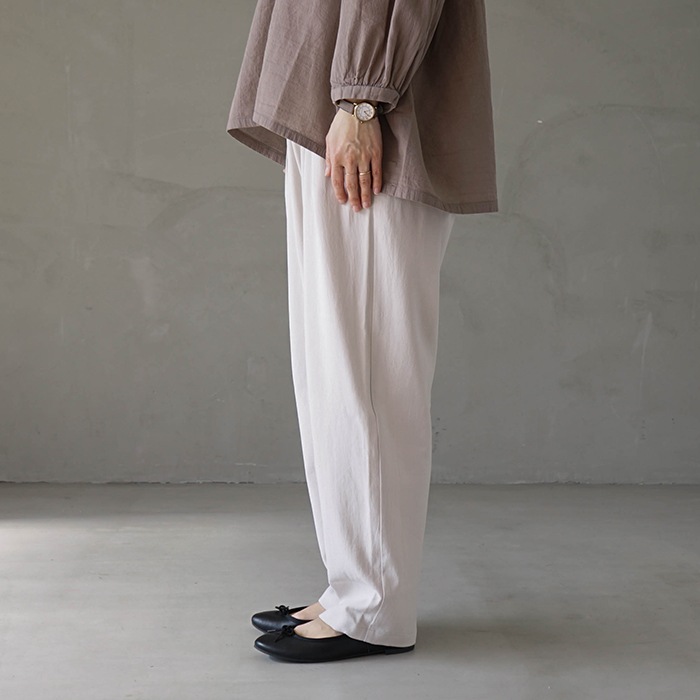 e221t086) / evam eva(エヴァムエヴァ) / cotton tuck pants