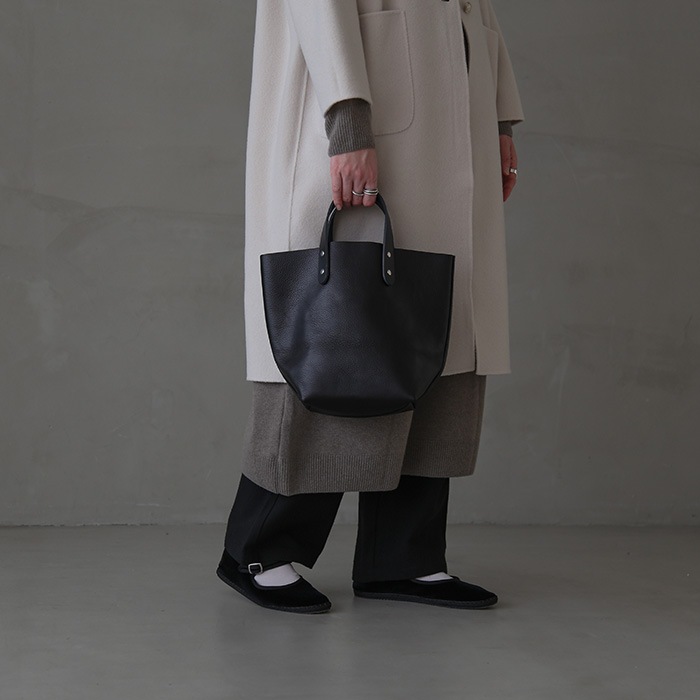テンベア　牛革　ブラック BAGUETTE TOTE GOAT - TEMBEA