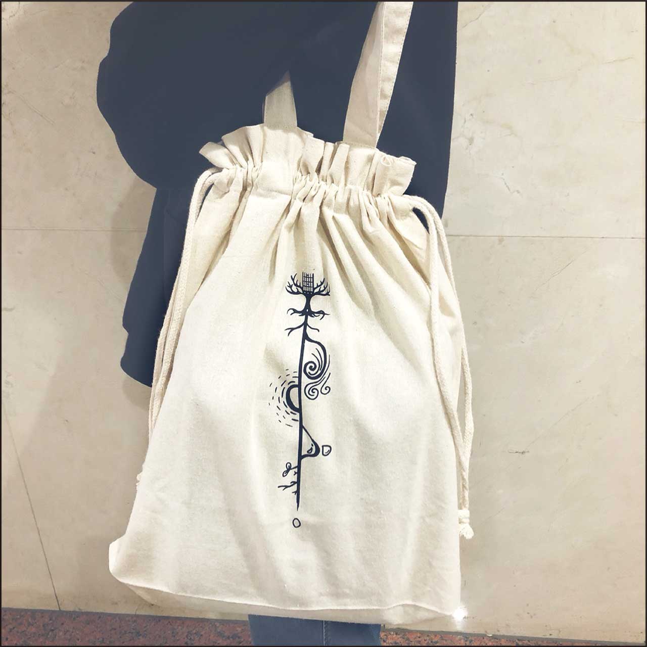 外側の巡り巾着トートバッグ