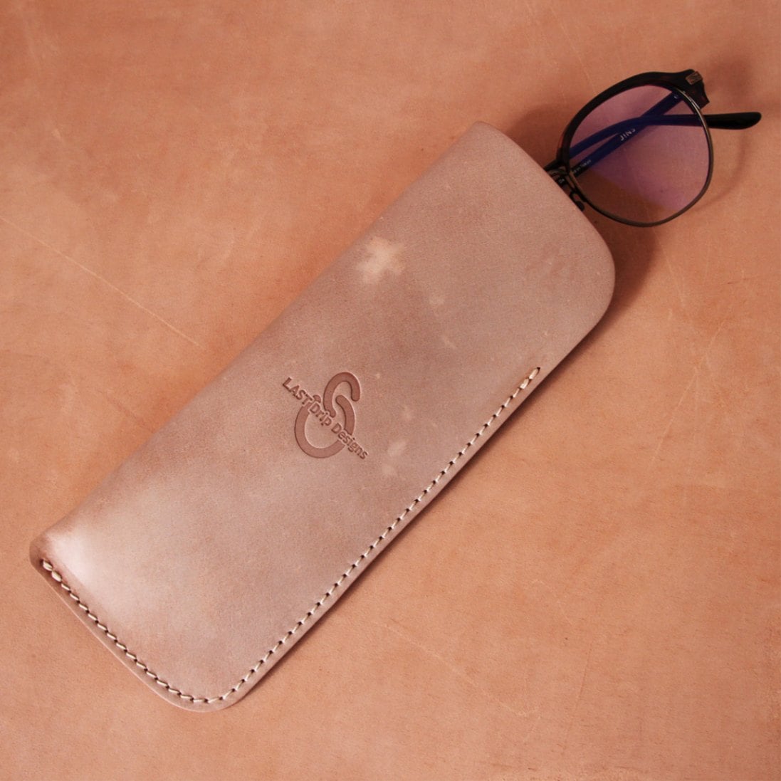 【 完売 次回無し 本ヌメ革 デットストック 馬革 メガネケース ジャスト 1点物 】 限定品 1枚革 メガネスリーブ / 眼鏡ケース サングラス 老眼鏡 めがね ・ コードバン cordovan 本革 | 経年変化 おすすめ nfl pst 002