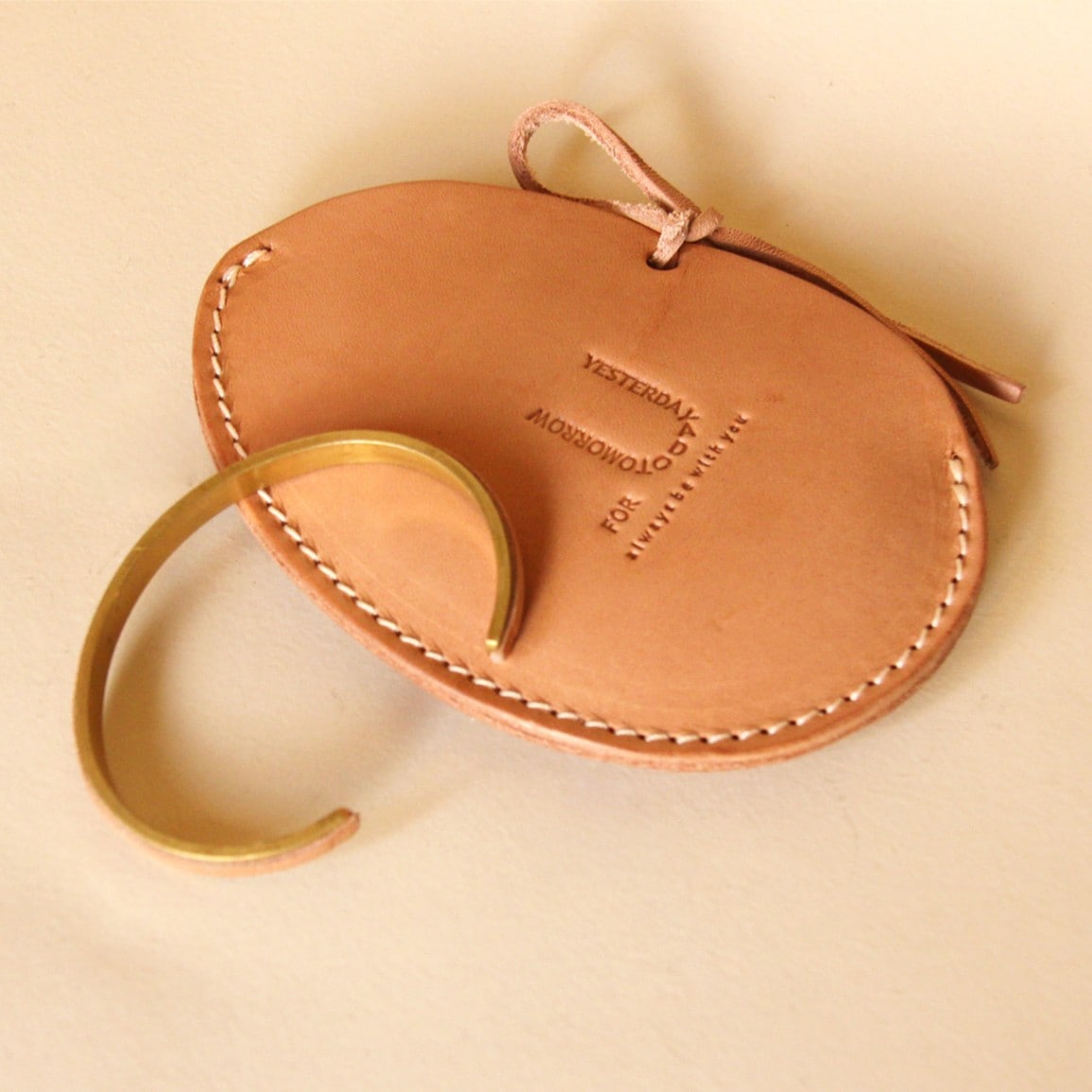 【 真鍮 牛革 バングル 】 レザーバングル DIARY BANGLE Sサイズ ／ オープンブレスレット 腕輪 ・ cowhide カウハイド レザー 本革 ｜ 経年変化 おすすめ nfl pst