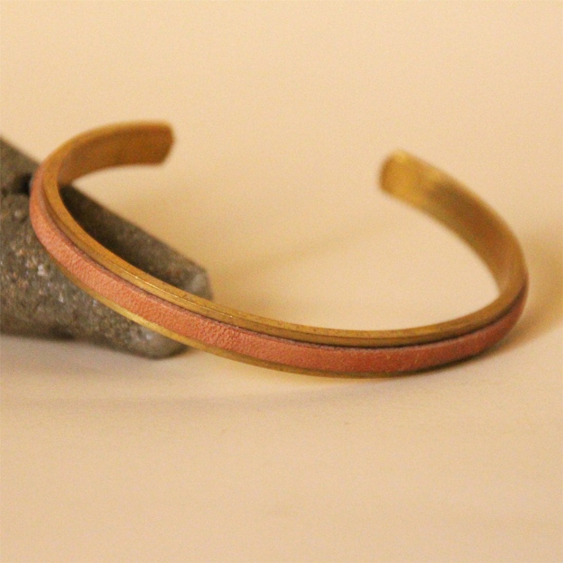 【 真鍮 牛革 バングル 】 レザーバングル DIARY BANGLE Mサイズ ／ オープンブレスレット 腕輪 ・ cowhide カウハイド レザー 本革 ｜ 経年変化 おすすめ nfl pst