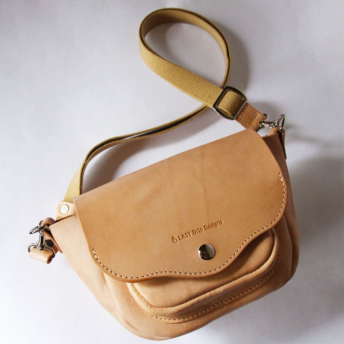 本ヌメ革 牛革 アドベンチャー ショルダーバッグ 】 コンパクト