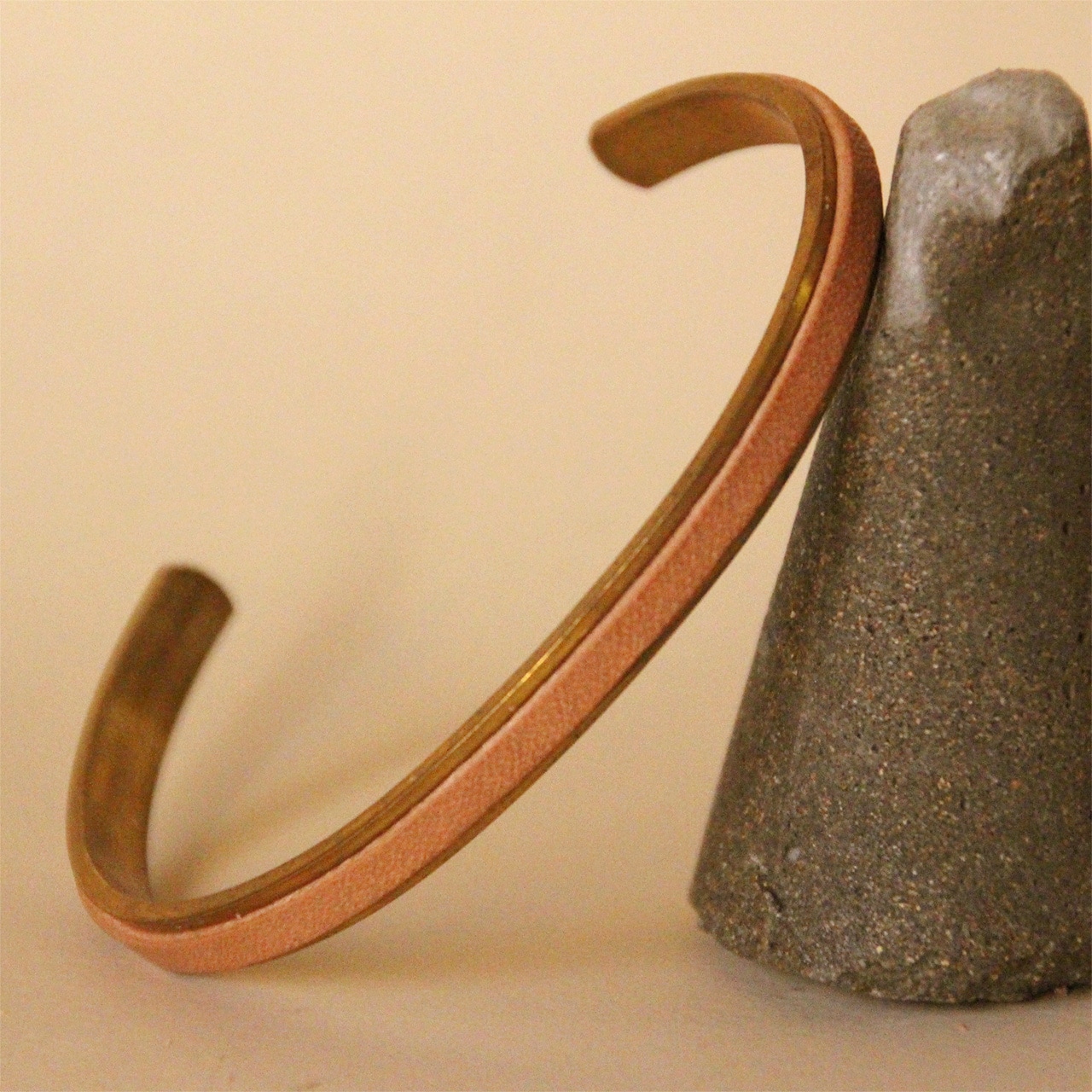 【 真鍮 牛革 バングル 】 レザーバングル DIARY BANGLE Mサイズ / オープンブレスレット 腕輪 ・ cowhide カウハイド レザー 本革 | 経年変化 おすすめ nfl pst