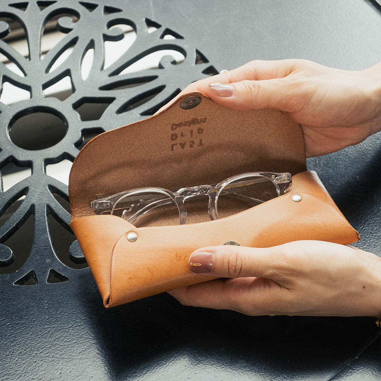 【 本ヌメ革 牛革 シームレス メガネケース 】 マグネットホック 眼鏡ケース ／ サングラス 老眼鏡 めがね ・ cowhide カウハイド レザー 本革 ｜ 経年変化 おすすめ nfl pst