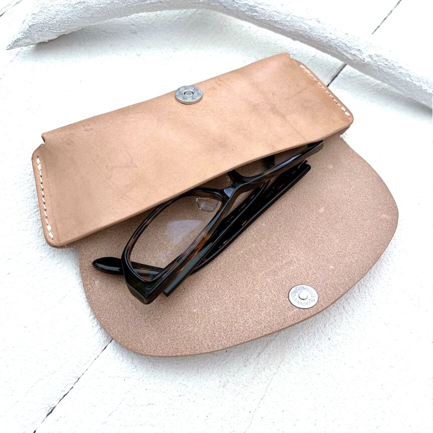 【 本ヌメ革 牛革 メガネケース ジャスト 】 マグネットホック シンプル 眼鏡ケース ／ サングラス 老眼鏡 めがね ・ cowhide カウハイド レザー 本革 ｜ 経年変化 おすすめ nfl pst
