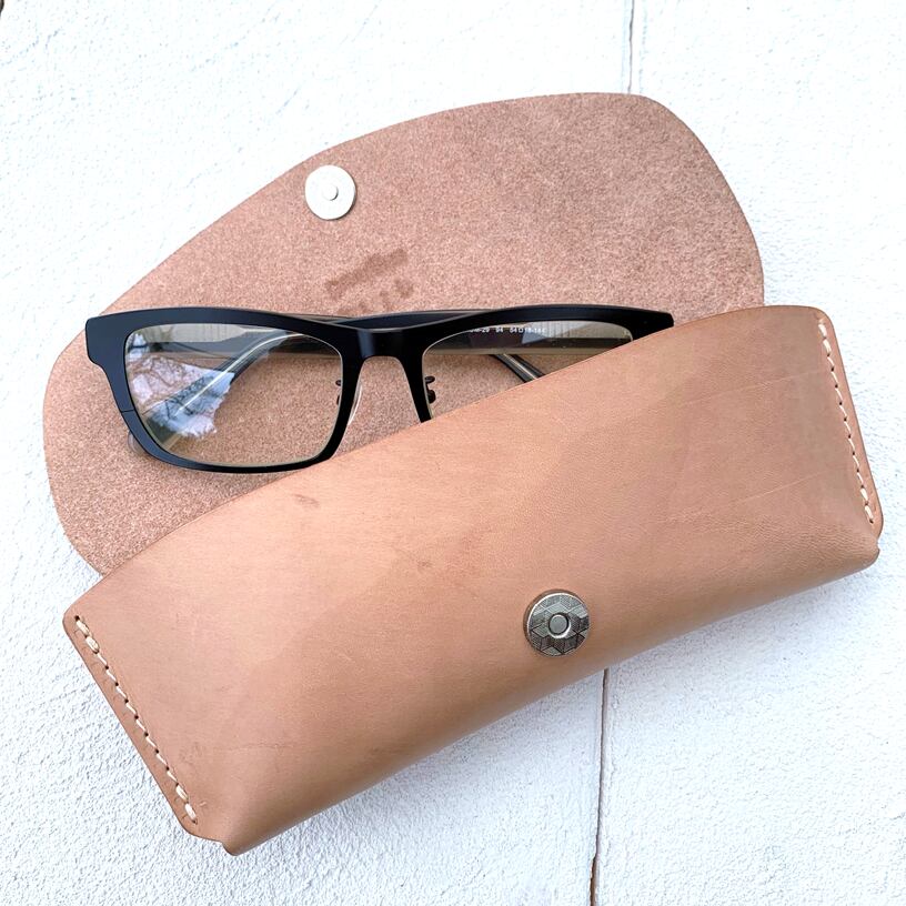 【 本ヌメ革 牛革 メガネケース ワイド 】 マグネットホック シンプル 眼鏡ケース ／ サングラス 老眼鏡 めがね ・ cowhide カウハイド レザー 本革 ｜ 経年変化 おすすめ nfl pst