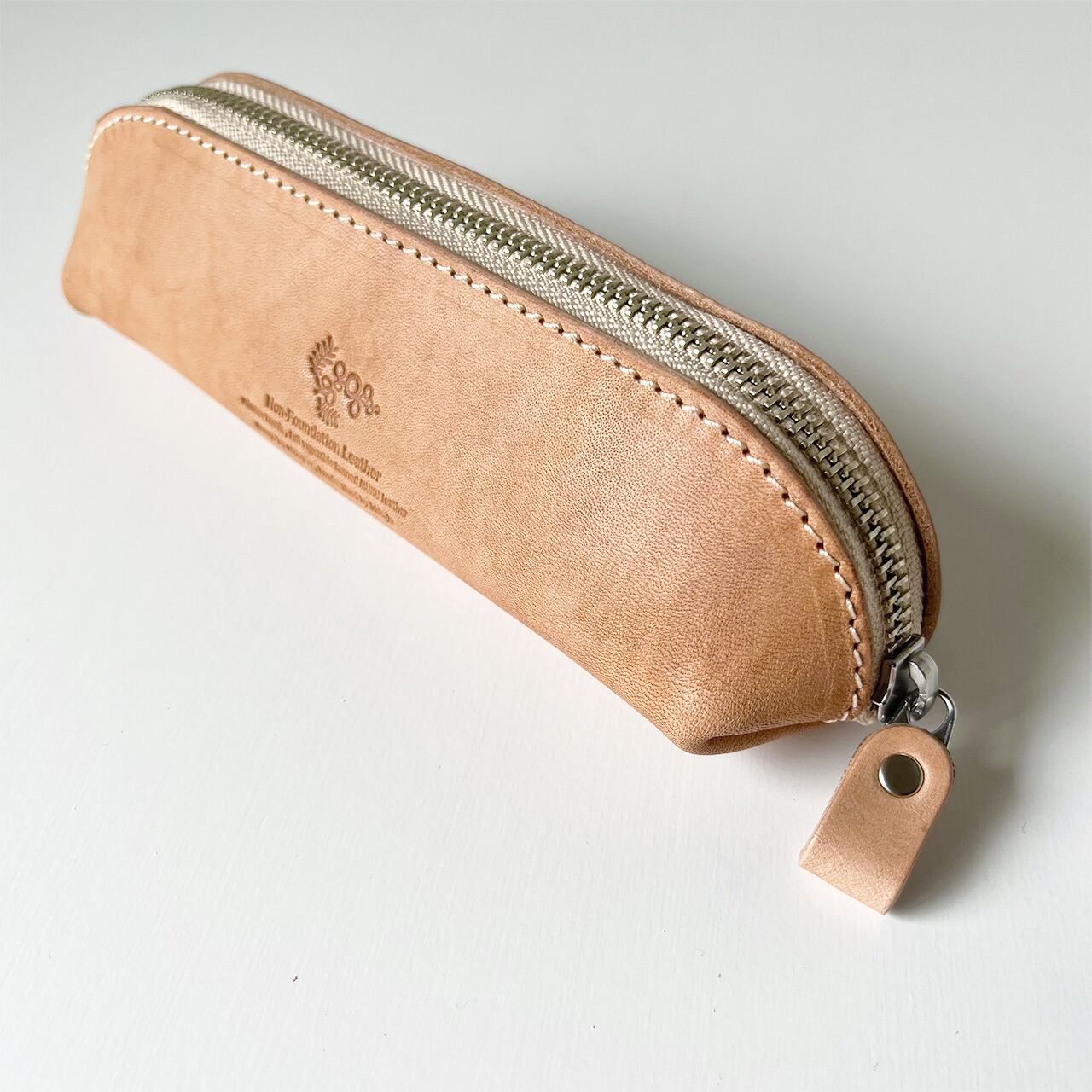 本ヌメ革 牛革 ファスナー ペンケース コンパクト 】 三角形 ペン