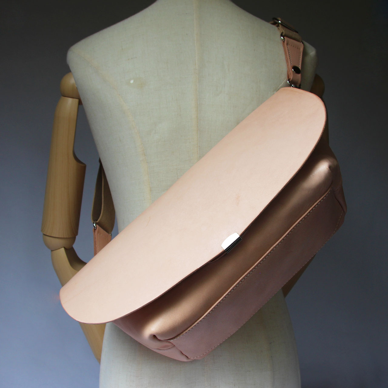 本ヌメ革 牛革 総かぶせ メッセンジャーバッグ 】 ボディバッグ