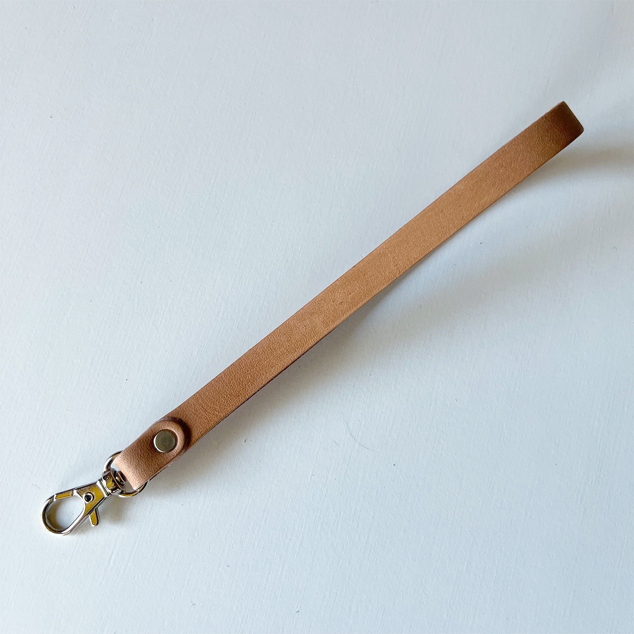 【 本ヌメ革 牛革 細帯 ストラップ 】 クラッチストラップ （ 細め ） ／ キーホルダー キーリング ストラップ ・ cowhide カウハイド レザー 本革 ｜ 経年変化 おすすめ nfl pst