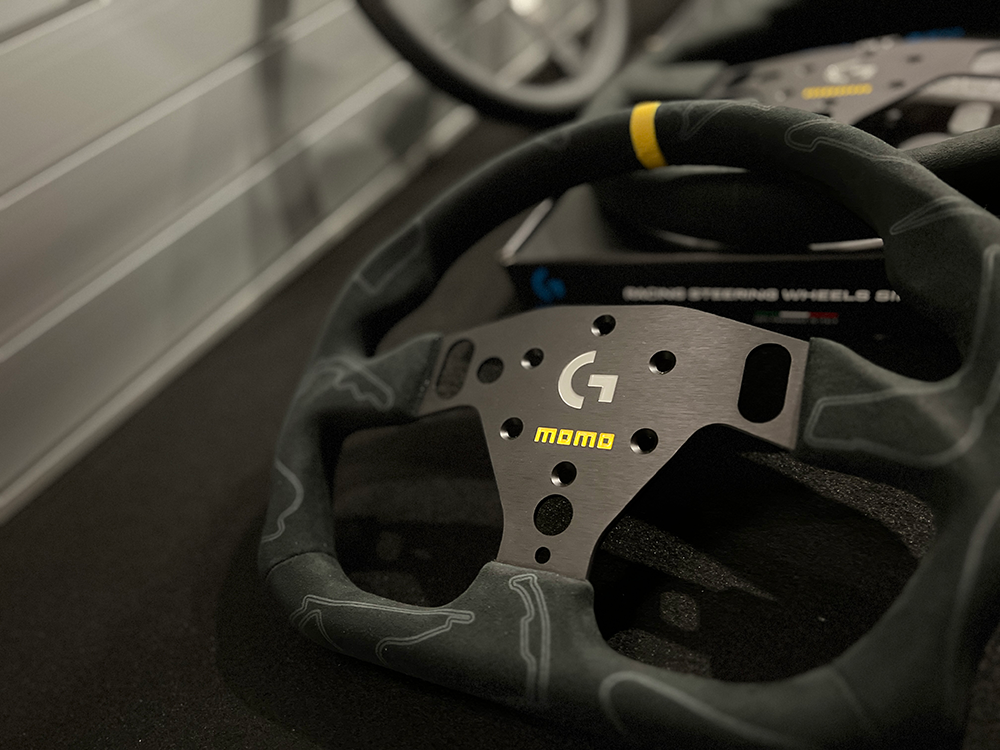 ��MOMO��logicool SIM���ѥ��ƥ���� ��SIM GT PRO TRACKS 320 BLACK