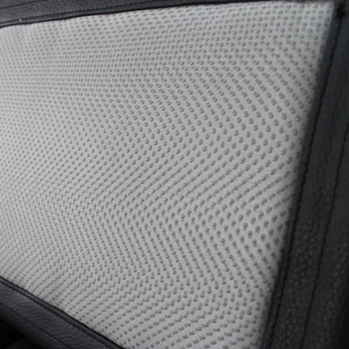 重量約12kgの安定感のある背クッション。