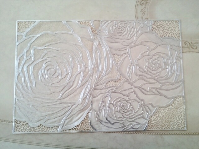 【メール便可】ローズランチョンマット２枚セット　シルバー＆ベージュ　【薔薇雑貨　ローズ雑貨　キッチン雑貨　テーブルクロス　敷物　エレガント】