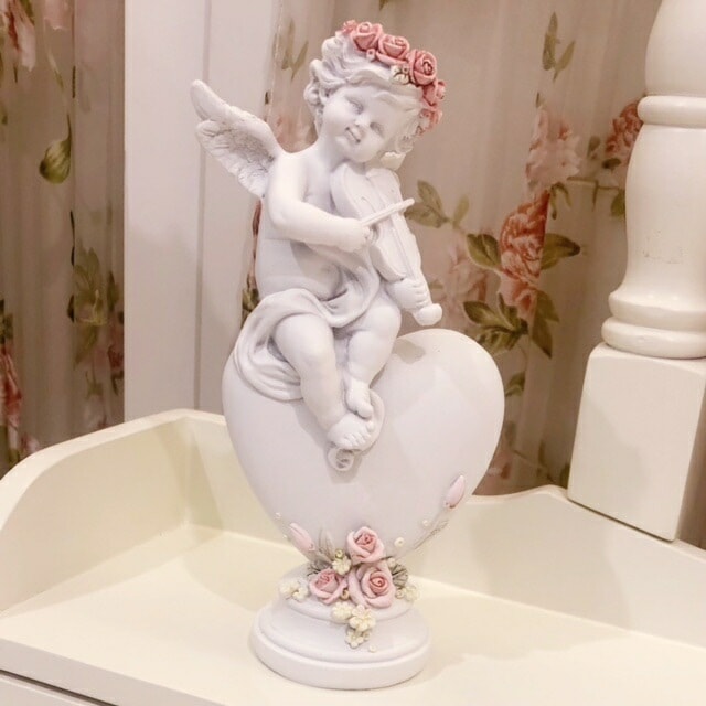 ハートに座る天使　【薔薇雑貨　ローズ　エンゼル　天使　フェアリー　インテリア　オブジェ　置き物　ギフト　プレゼント　お祝い】