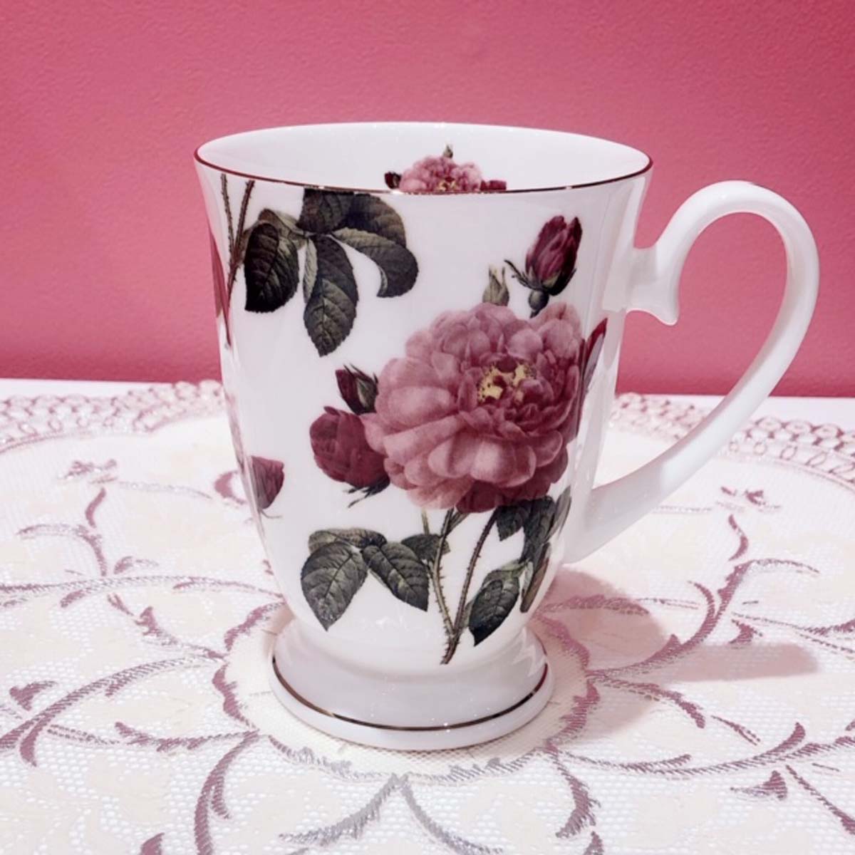 ボーンチャイナ　マグカップ　【薔薇雑貨　ローズ雑貨　テーブルウェア　キッチン雑貨　ティーカップ　ギフト　贈答品】