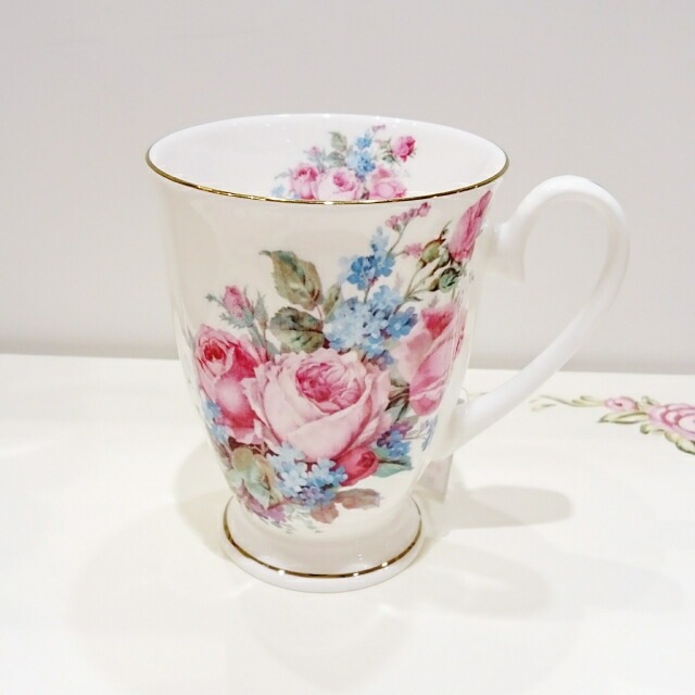 ボーンチャイナ　マグカップ　【薔薇雑貨　ローズ雑貨　テーブルウェア　キッチン雑貨　ティーカップ　ギフト　贈答品】