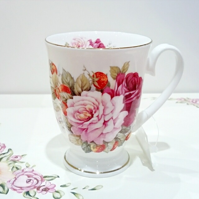 ボーンチャイナ　マグカップ　【薔薇雑貨　ローズ雑貨　テーブルウェア　キッチン雑貨　ティーカップ　ギフト　贈答品】