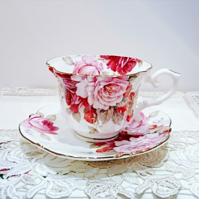 ボーンチャイナ　カップ＆ソーサー　【薔薇雑貨　ローズ雑貨　テーブルウェア　ティーカップ　ロイヤルアーデン　ギフト】