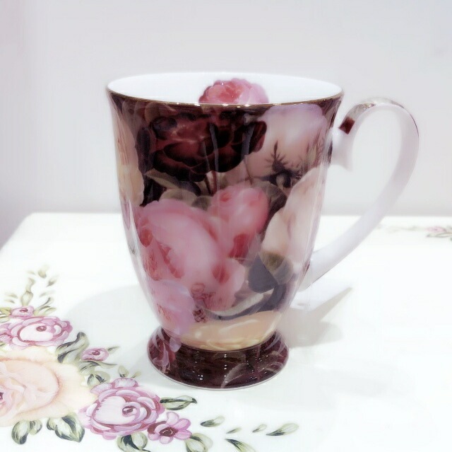 ボーンチャイナ　マグカップ　【薔薇雑貨　ローズ雑貨　テーブルウェア　キッチン雑貨　ティーカップ　ギフト　贈答品】