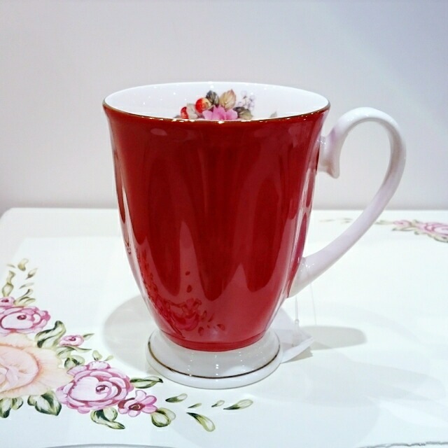 ボーンチャイナ　マグカップ　レッド　【薔薇雑貨　ローズ雑貨　テーブルウェア　キッチン雑貨　ティーカップ　ギフト　贈答品】