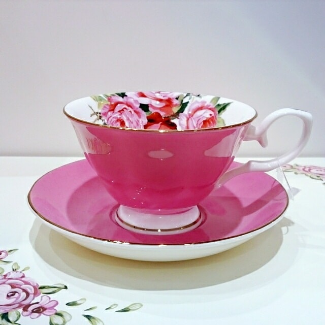 ボーンチャイナ　カップ＆ソーサー　ピンク　【薔薇雑貨　ローズ雑貨　テーブルウェア　陶器　ティーセット　洋食器　ギフト】