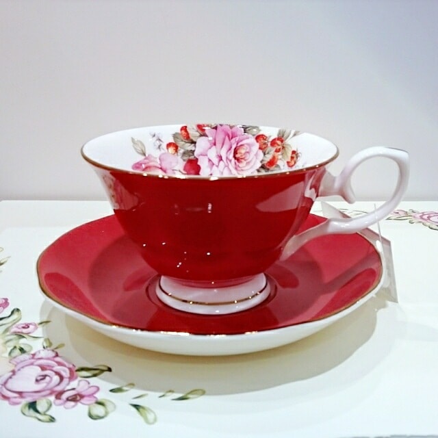 ボーンチャイナ　カップ＆ソーサー　レッド　【薔薇雑貨　ローズ雑貨　テーブルウェア　キッチン雑貨　ティーカップ　ギフト　贈答品】