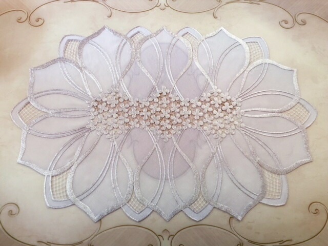 【メール便可】フラワーランチョンマット２枚セット　シルバー＆ホワイト　【薔薇雑貨　ローズ雑貨　キッチン雑貨　テーブルセンター　ドイリー　敷物　レース】