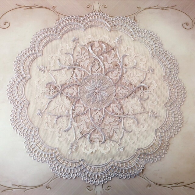 【メール便可】ラウンド型ランチョンマット２枚セット　シルバー＆ベージュ　【薔薇雑貨　ローズ雑貨　キッチン雑貨　テーブルセンター　ドイリー　敷物　レース】