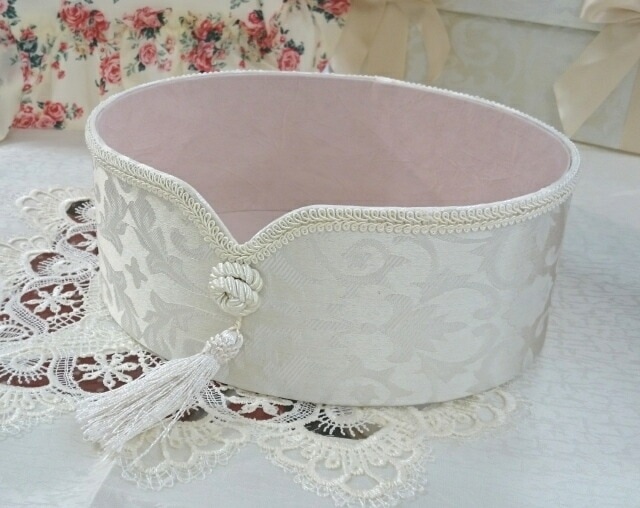 オーバル小物入れ　ホワイト　【薔薇雑貨　ローズ雑貨　姫系雑貨　リボン　タッセル　レース　カルトナージュ　収納ケース　小物入れ】