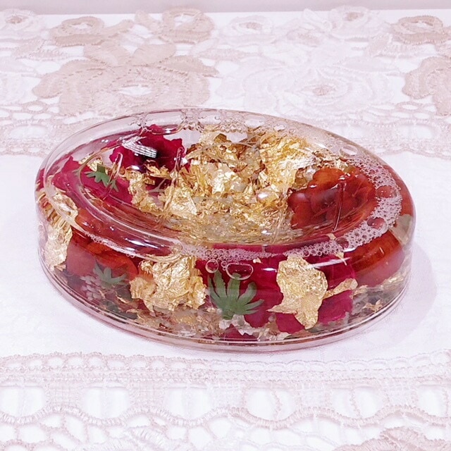 アクリルフラワー　ソープディッシュ　レッド　【薔薇雑貨　ローズ雑貨　バスグッズ　サニタリーグッズ　水中花　金箔　造花　石鹸置き】