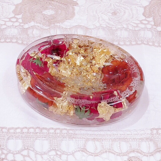 アクリルフラワー　ソープディッシュ　レッド　【薔薇雑貨　ローズ雑貨　バスグッズ　サニタリーグッズ　水中花　金箔　造花　石鹸置き】