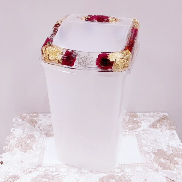 アクリルフラワー　蓋付きダストボックス　レッド　【薔薇雑貨　ローズ雑貨　バスグッズ　サニタリーグッズ　水中花　金箔　造花　ゴミ箱　小物入れ】