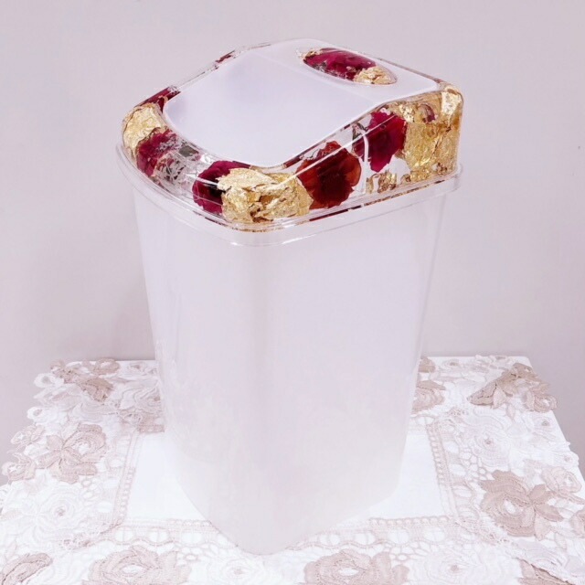アクリルフラワー　蓋付きダストボックス　レッド　【薔薇雑貨　ローズ雑貨　バスグッズ　サニタリーグッズ　水中花　金箔　造花　ゴミ箱　小物入れ】