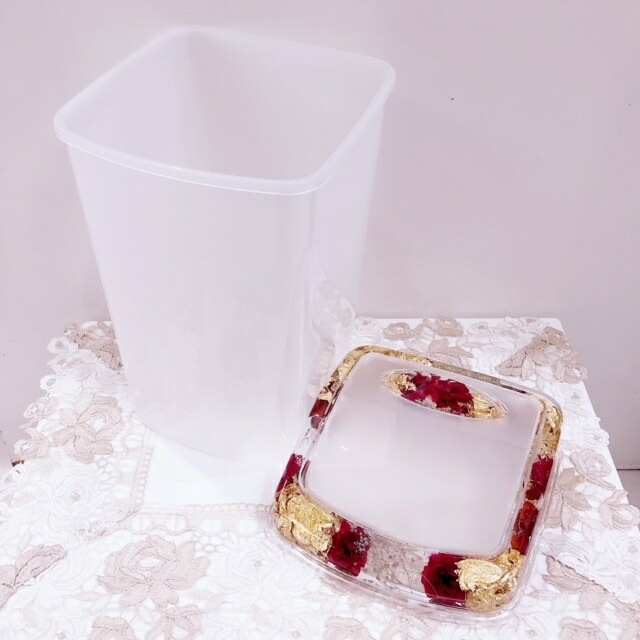 アクリルフラワー　蓋付きダストボックス　レッド　【薔薇雑貨　ローズ雑貨　バスグッズ　サニタリーグッズ　水中花　金箔　造花　ゴミ箱　小物入れ】