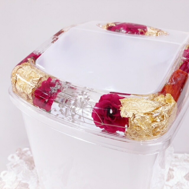 アクリルフラワー　蓋付きダストボックス　レッド　【薔薇雑貨　ローズ雑貨　バスグッズ　サニタリーグッズ　水中花　金箔　造花　ゴミ箱　小物入れ】