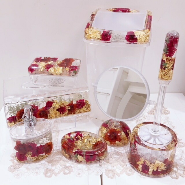 アクリルフラワー　蓋付きダストボックス　レッド　【薔薇雑貨　ローズ雑貨　バスグッズ　サニタリーグッズ　水中花　金箔　造花　ゴミ箱　小物入れ】