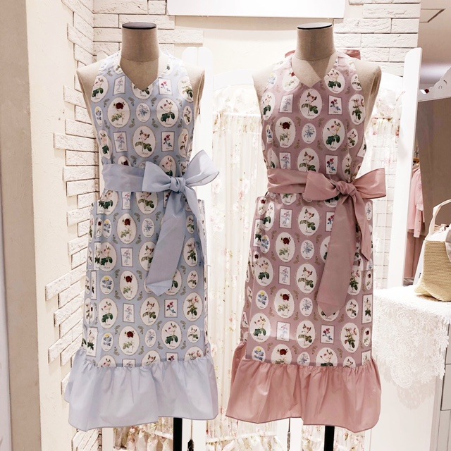 【メール便可】ルドゥーテフレーム柄フリルエプロン　【薔薇雑貨　花柄　ローズ　バラ　キッチン雑貨　ルームウェア　ギフト　プレゼント】