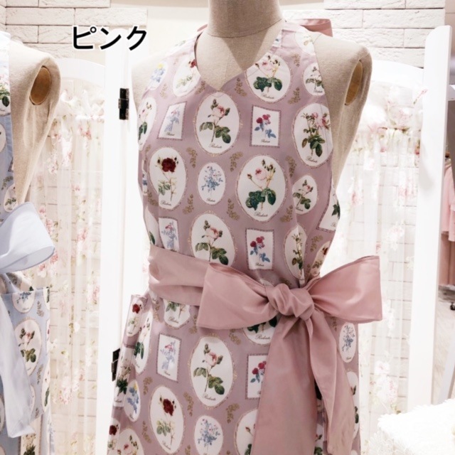 【メール便可】ルドゥーテフレーム柄フリルエプロン　【薔薇雑貨　花柄　ローズ　バラ　キッチン雑貨　ルームウェア　ギフト　プレゼント】