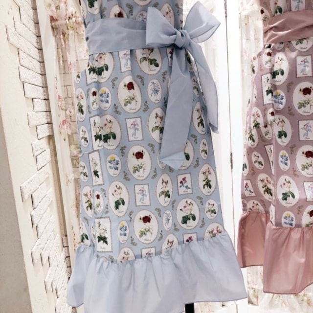 【メール便可】ルドゥーテフレーム柄フリルエプロン　【薔薇雑貨　花柄　ローズ　バラ　キッチン雑貨　ルームウェア　ギフト　プレゼント】