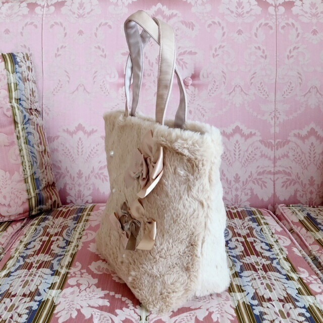 ボアリボントートバッグ　ベージュ　【薔薇雑貨　ローズ雑貨　かばん　バッグ　ファー　服飾小物　ボア　冬小物】