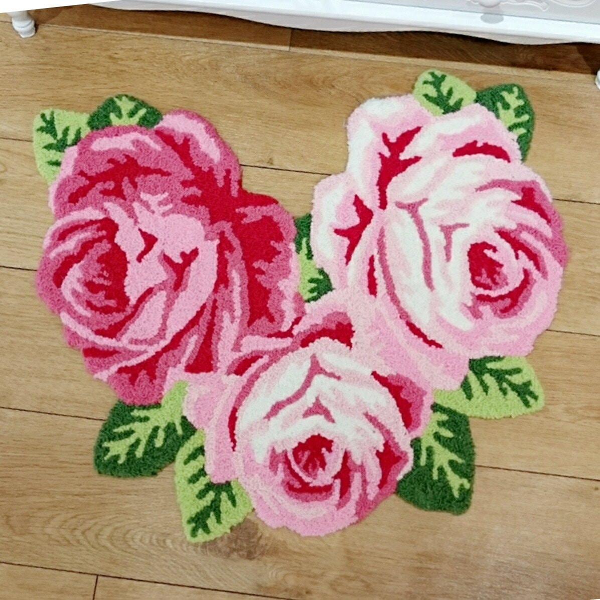 ローズトイレマット　３輪　【薔薇雑貨　ローズ雑貨　姫系雑貨　サニタリー　薔薇のマット　敷物】