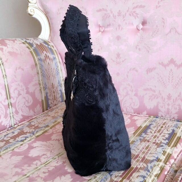薔薇モティーフファーバッグ　ブラック　【薔薇雑貨　ローズ雑貨　かばん　バッグ　ファー　服飾小物　ボア　冬小物】