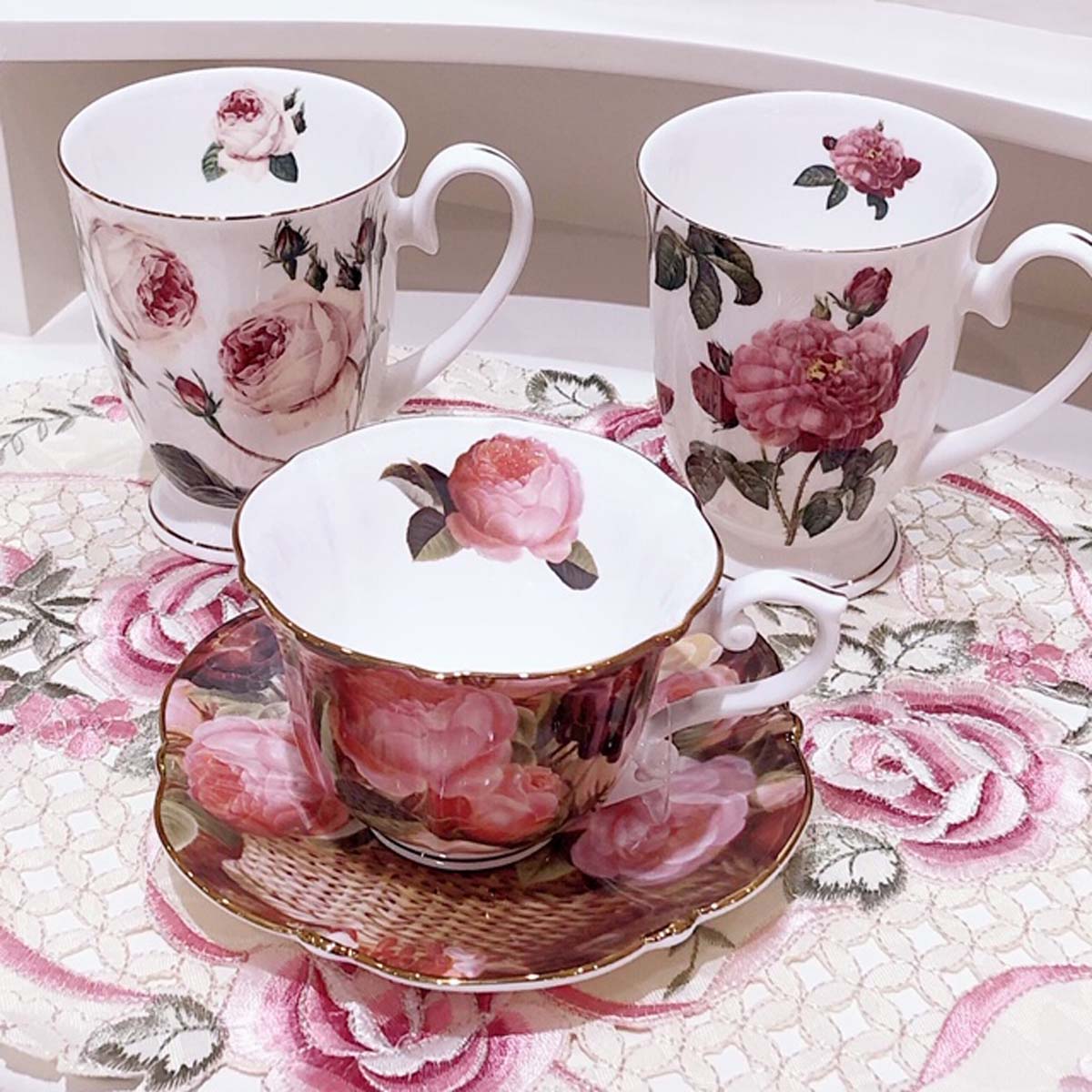 ボーンチャイナ　マグカップ　【薔薇雑貨　ローズ雑貨　テーブルウェア　キッチン雑貨　ティーカップ　ギフト　贈答品】