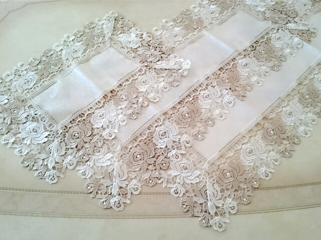 【メール便可】トップクロスM　フレンチレース　【薔薇雑貨　ローズ　レース　バラ　テーブルセンター　テーブルランナー　テーブルクロス　ランチョンマット　テーブルウェア】 80×35ｃｍ