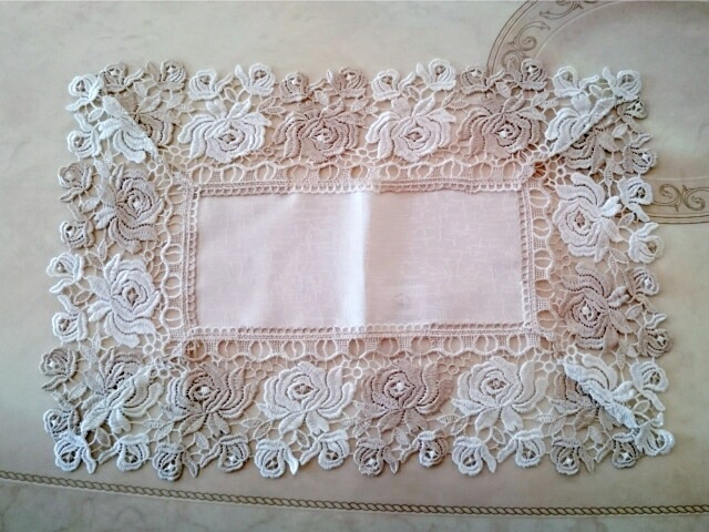 【メール便可】トップクロスM　フレンチレース　【薔薇雑貨　ローズ　レース　バラ　テーブルセンター　テーブルランナー　テーブルクロス　ランチョンマット　テーブルウェア】 80×35ｃｍ