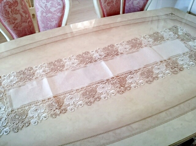 【メール便可】トップクロスM　フレンチレース　【薔薇雑貨　ローズ　レース　バラ　テーブルセンター　テーブルランナー　テーブルクロス　ランチョンマット　テーブルウェア】 80×35ｃｍ