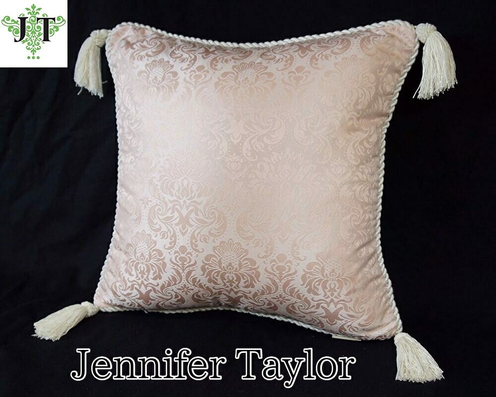 ジェニファーテイラー　タッセル付きクッション　Haruno 　ピンク　【薔薇雑貨　姫系雑貨　座布団　枕　カルトナージュ　リボン】